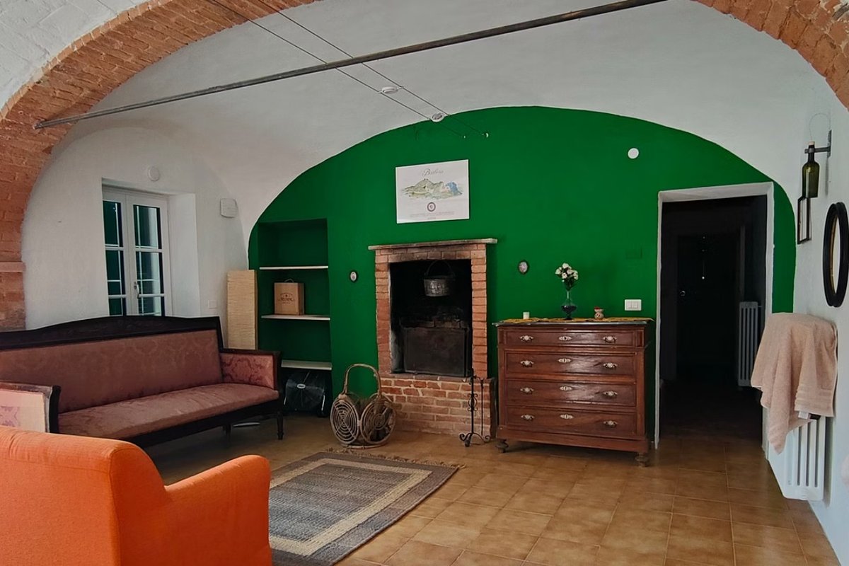 Living area with fireplace · prima